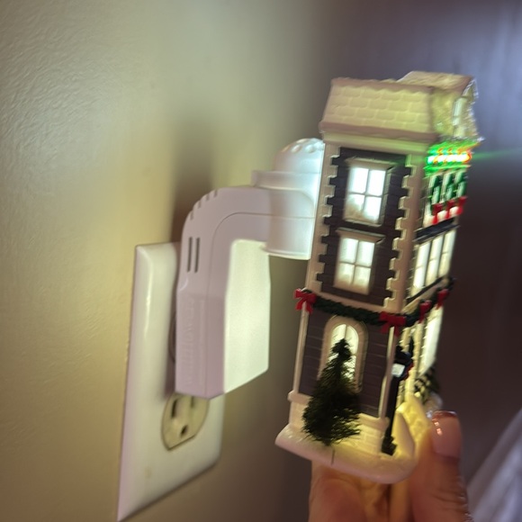 Bath & Body Works Wallflower Plug in Christmas Holiday House with Santa & Sleigh - Picture 8 of 9